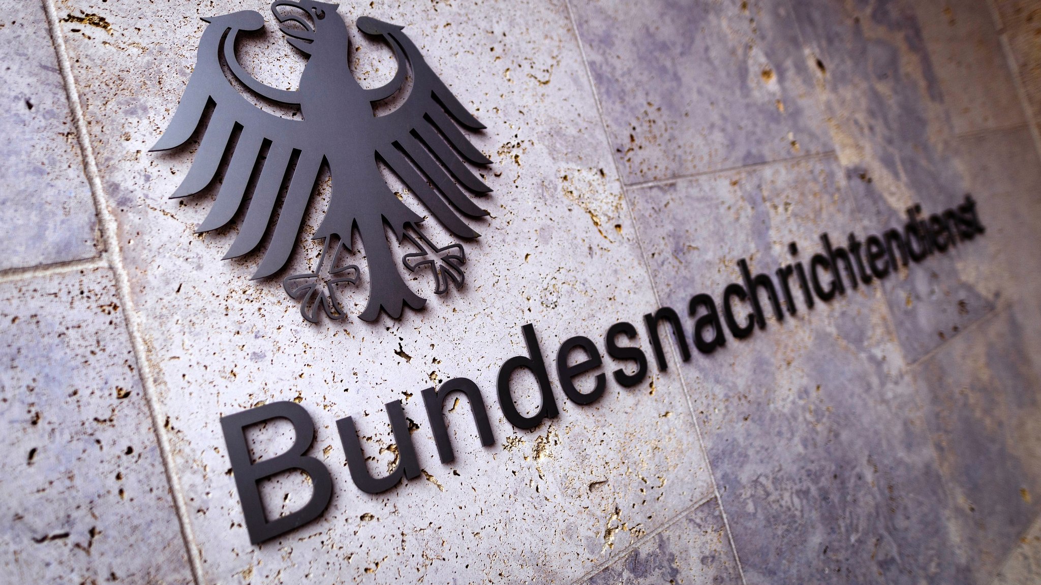 Die Festnahmen von Ex-BND-Chef August Hanning und seinem ehemaligen Büroleiter haben jüngst international für Schlagzeilen gesorgt. Doch die Liste von Doppelagenten, Maulwürfen und deutschen Spionagepannen ist legendär und lang. | Bild: picture alliance / Geisler-Fotopress Die Festnahmen von Ex-BND-Chef August Hanning und seinem ehemaligen Büroleiter haben jüngst international für Schlagzeilen gesorgt. Doch die Liste von Doppelagenten, Maulwürfen und deutschen Spionagepannen ist legendär und lang.