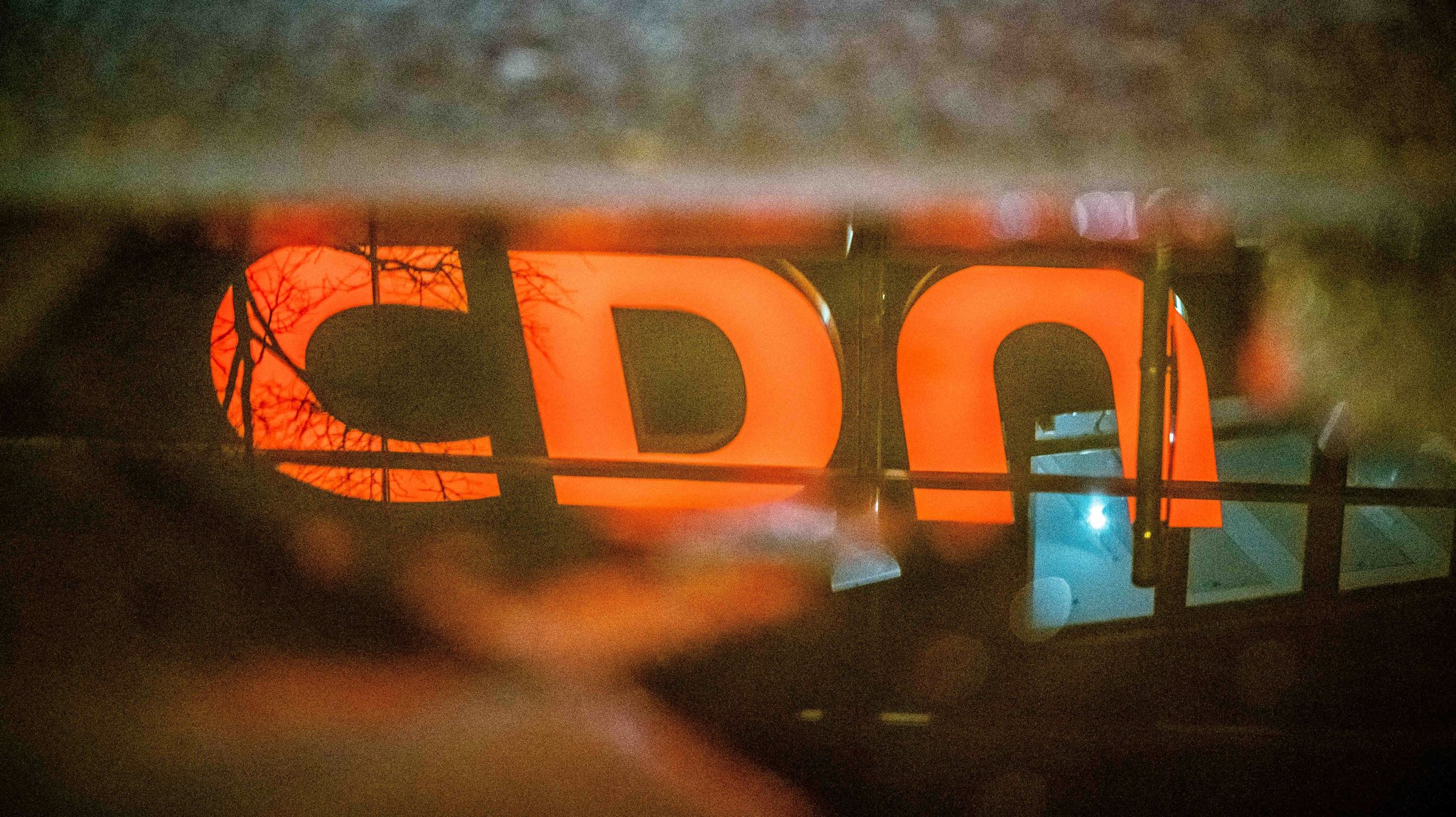 Das CDU-Logo spiegelt sich in einer Pfütze (Archiv- und Symbolbild) | Bild: picture alliance/dpa|Michael Kappeler Das CDU-Logo spiegelt sich in einer Pfütze (Archiv- und Symbolbild)