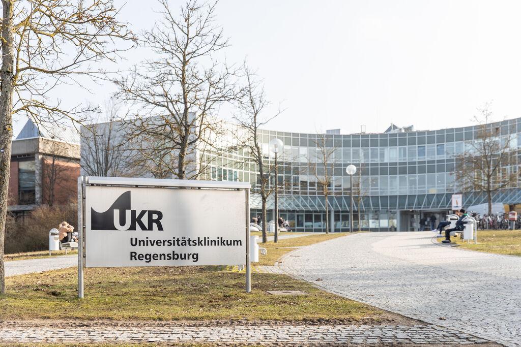 Der Haupteingang der Uniklinik Regensburg.