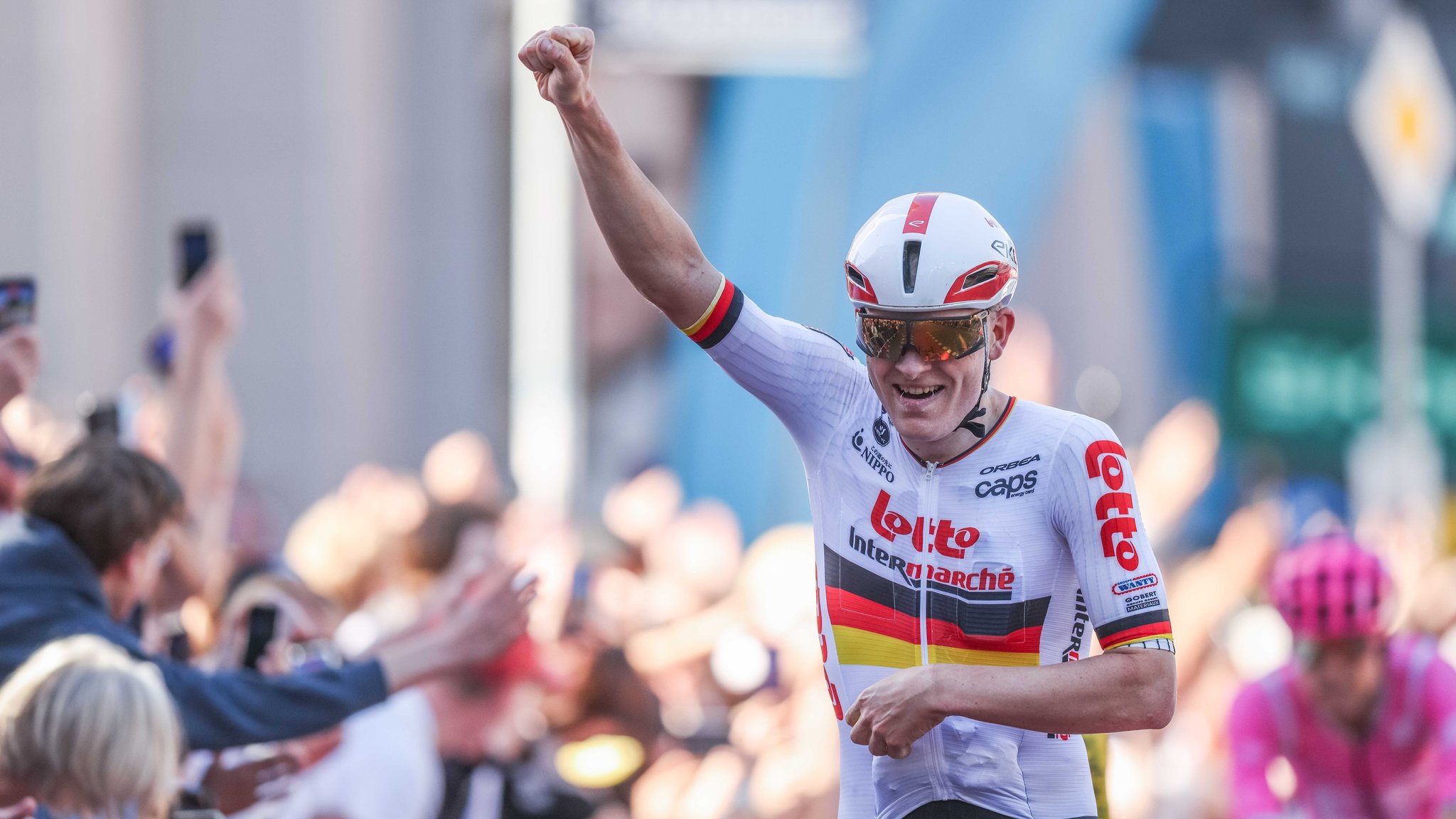 Georg Zimmermann jubelt im Ziel in Frankfurt