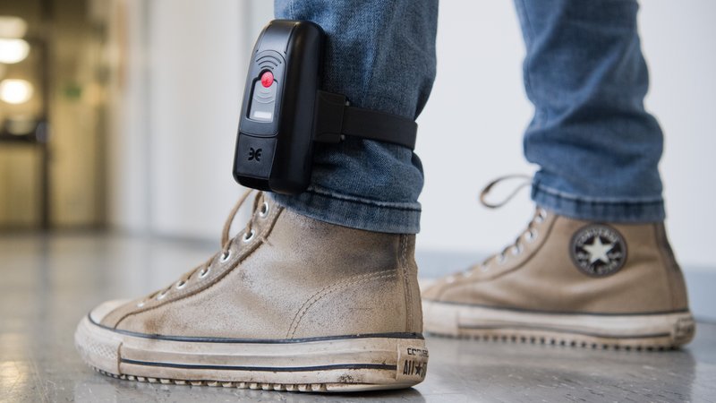 Ein Mann trägt im Landeskriminalamt (LKA) in Hannover (Niedersachsen) eine elektronische Fußfessel (gestellte Szene). | Bild: picture alliance / Julian Stratenschulte/dpa | Julian Stratenschulte Ein Mann trägt im Landeskriminalamt (LKA) in Hannover (Niedersachsen) eine elektronische Fußfessel (gestellte Szene).