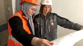 Bauzeichnerin Zehra Duran und Anneke Stößel vom Bauleiter-Team auf einer Baustelle in Nürnberg. | Bild:BR / Gisela Staiger
