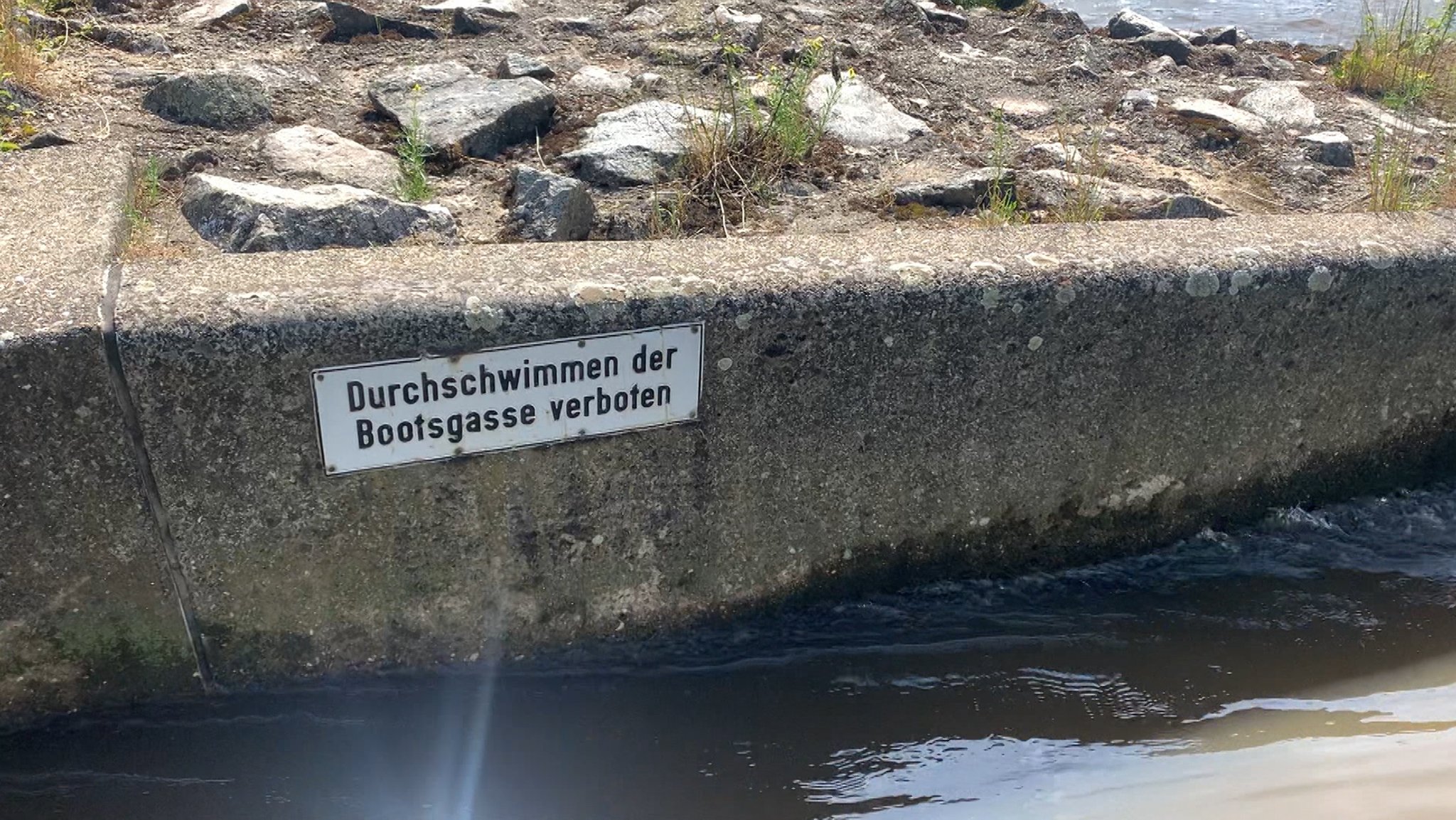 Ein Vater ist beim Versuch seinen Sohn aus dem Fluss Regen zu retten gestorben.