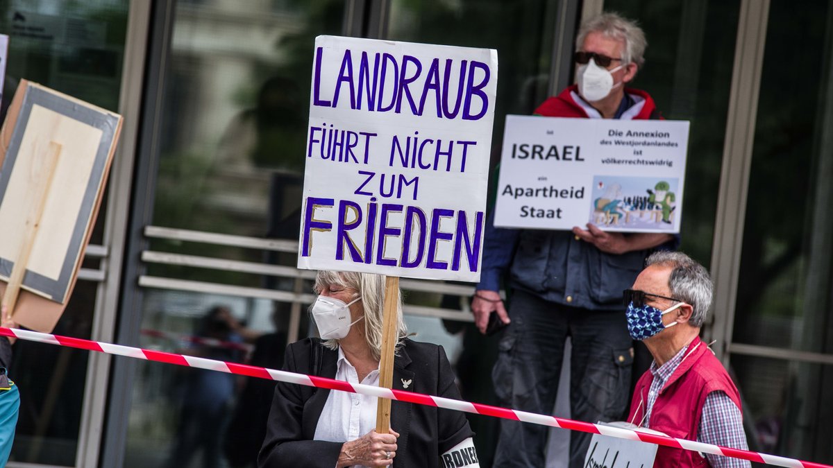 BDS-nahe Aktivisten protestierten in München gegen die Siedlungspolitik Israels. 