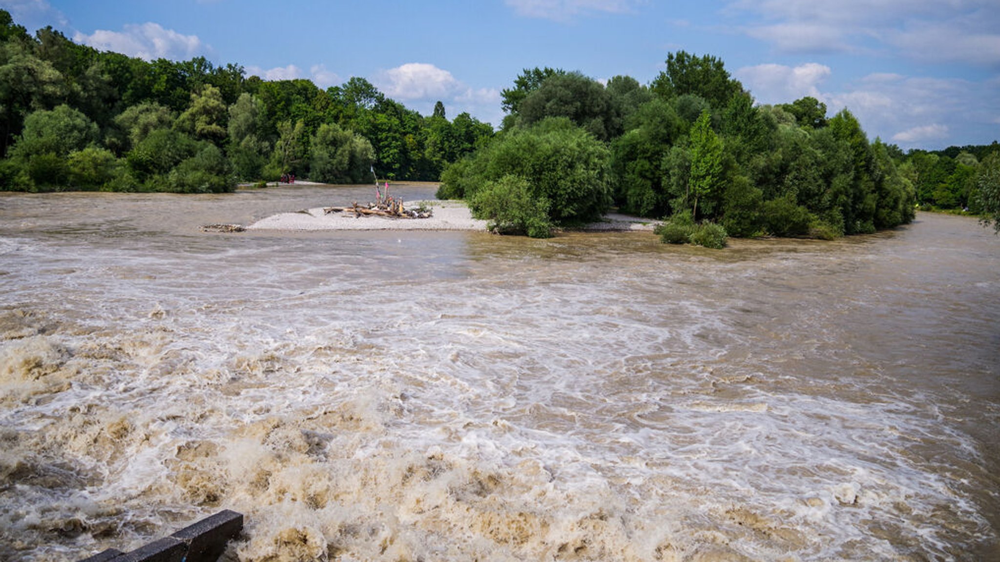 Archivbild: Hochwasser der Isar in München.