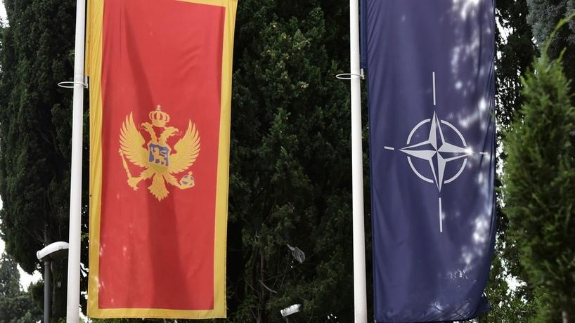 Die Flaggen der NATO und Montenegros.