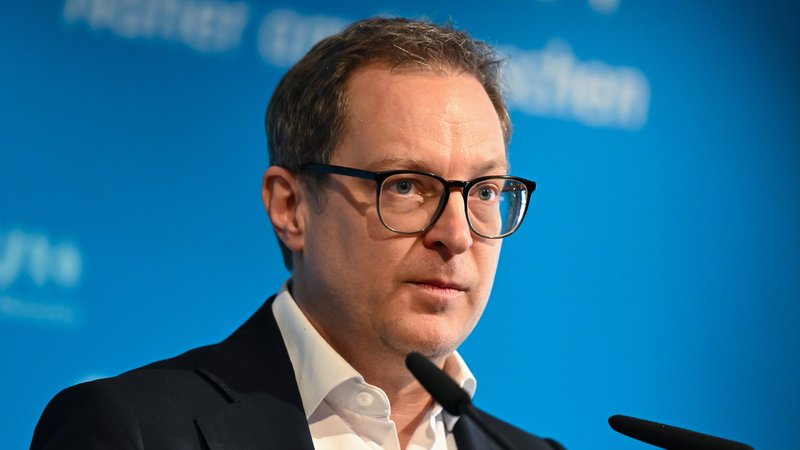 ARCHIV (23.02.2026): Martin Huber, Generalsekretär der CSU, nimmt nach der Sitzung des CSU-Vorstands, an einer Pressekonferenz in der CSU-Landesleitung teil. | Bild: picture alliance/dpa | Sven Hoppe ARCHIV (23.02.2026): Martin Huber, Generalsekretär der CSU, nimmt nach der Sitzung des CSU-Vorstands, an einer Pressekonferenz in der CSU-Landesleitung teil.
