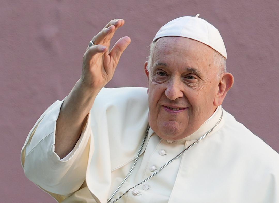 04.08.2023, Portugal, Lissabon: Papst Franziskus winkt