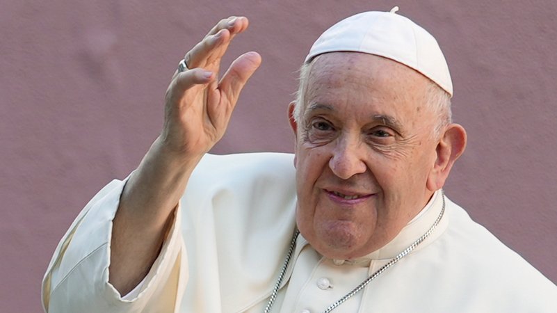 04.08.2023, Portugal, Lissabon: Papst Franziskus winkt | Bild: dpa-Bildfunk/Ana Brigida 04.08.2023, Portugal, Lissabon: Papst Franziskus winkt