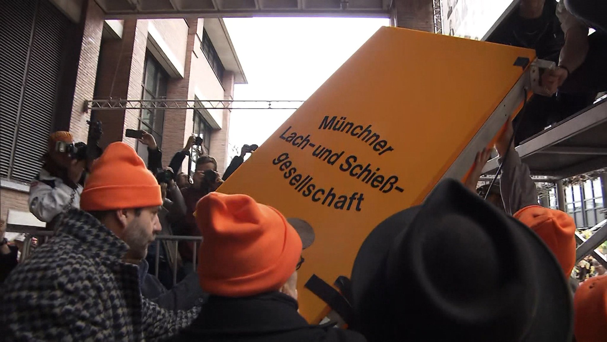 Fans der Münchner Lach- und Schießgesellschaft bauen das berühmte Schild an der alten Spielstätte in Schwabing ab. | Bild: BR Fans der Münchner Lach- und Schießgesellschaft bauen das berühmte Schild an der alten Spielstätte in Schwabing ab.
