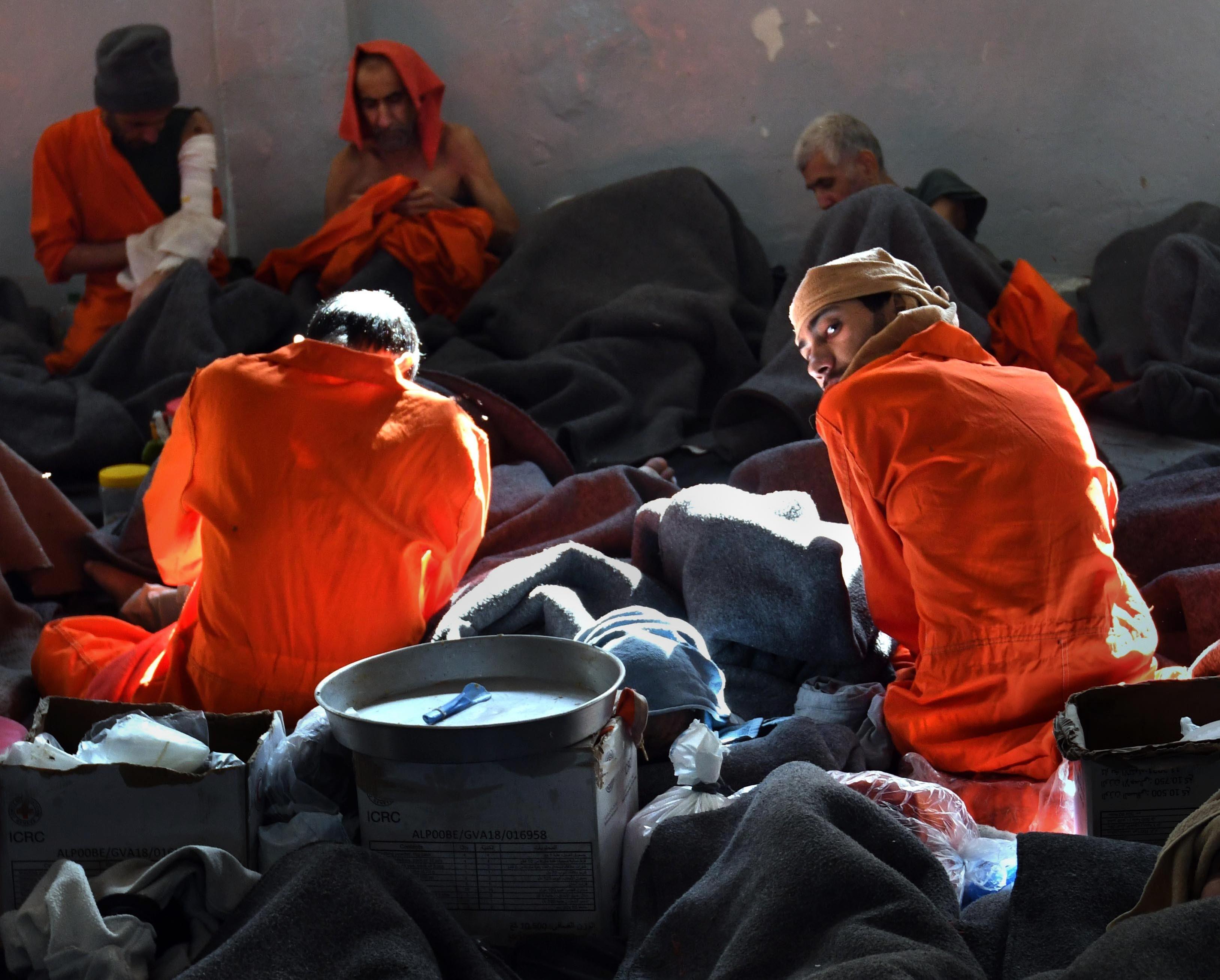 Archiv: November 2019. Im IS-Gefängnis in Hassaka, Syrien, waren damals etwa 5.000 Gefangene untergebracht. Viele derjenigen, die bis vor kurzem noch in solchen Gefängnissen in Syrien inhaftiert waren, wurden inzwischen in den Irak gebracht.