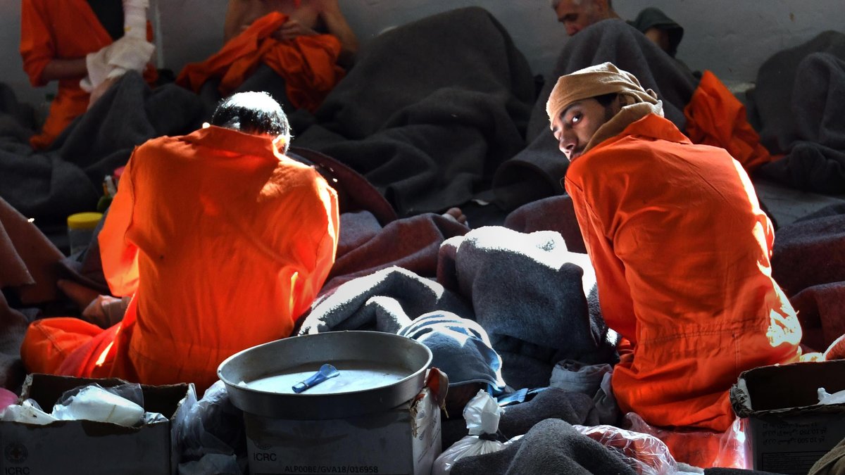 Archiv: November 2019. Im IS-Gefängnis in Hassaka, Syrien, waren damals etwa 5.000 Gefangene untergebracht. Viele derjenigen, die bis vor kurzem noch in solchen Gefängnissen in Syrien inhaftiert waren, wurden inzwischen in den Irak gebracht. | Bild: picture alliance / ZUMAPRESS.com | Carol Guzy Archiv: November 2019. Im IS-Gefängnis in Hassaka, Syrien, waren damals etwa 5.000 Gefangene untergebracht. Viele derjenigen, die bis vor kurzem noch in solchen Gefängnissen in Syrien inhaftiert waren, wurden inzwischen in den Irak gebracht.