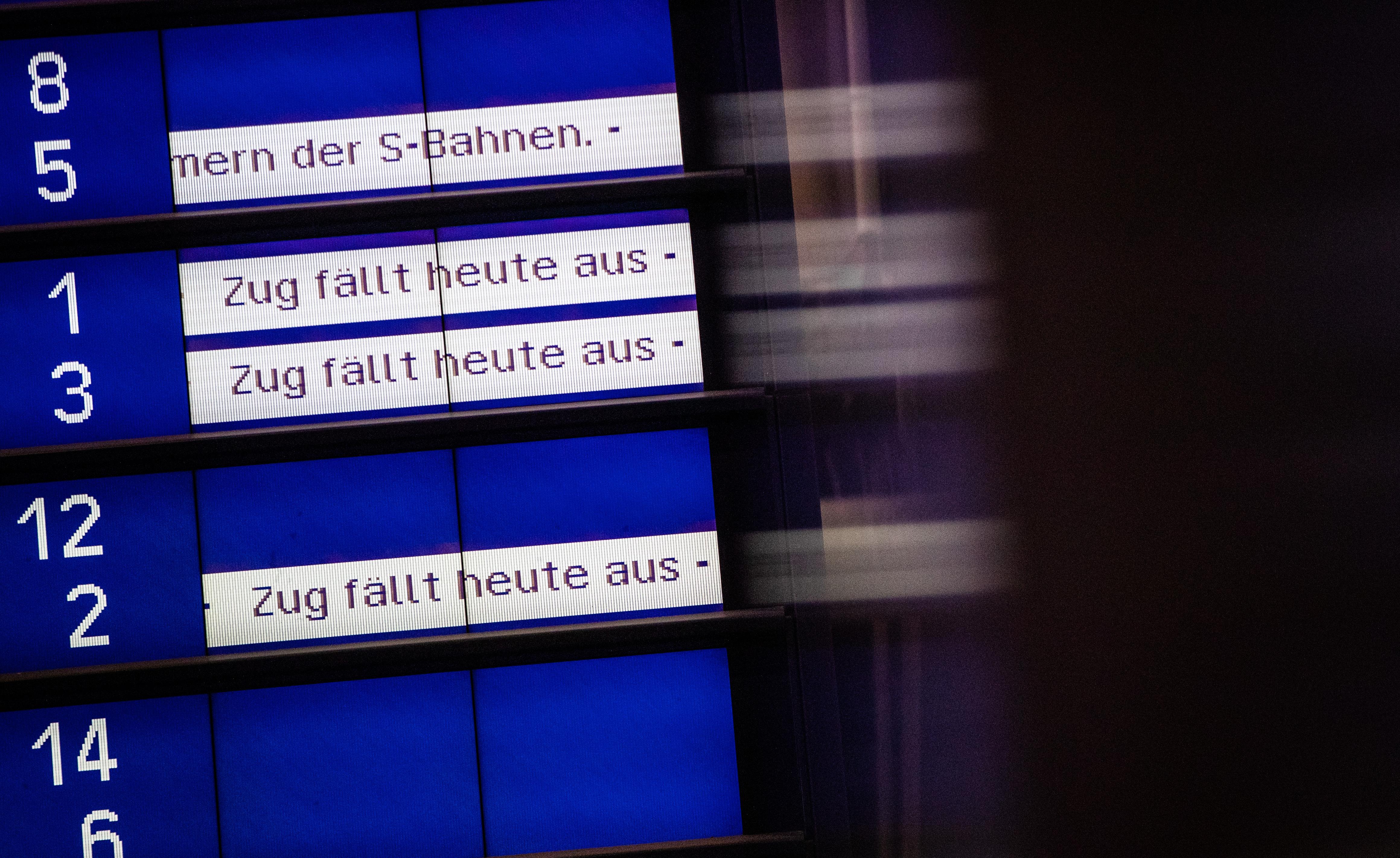 "Zug fällt heute aus" steht auf einer Abfahrtstafel für zahlreiche Züge geschrieben. 