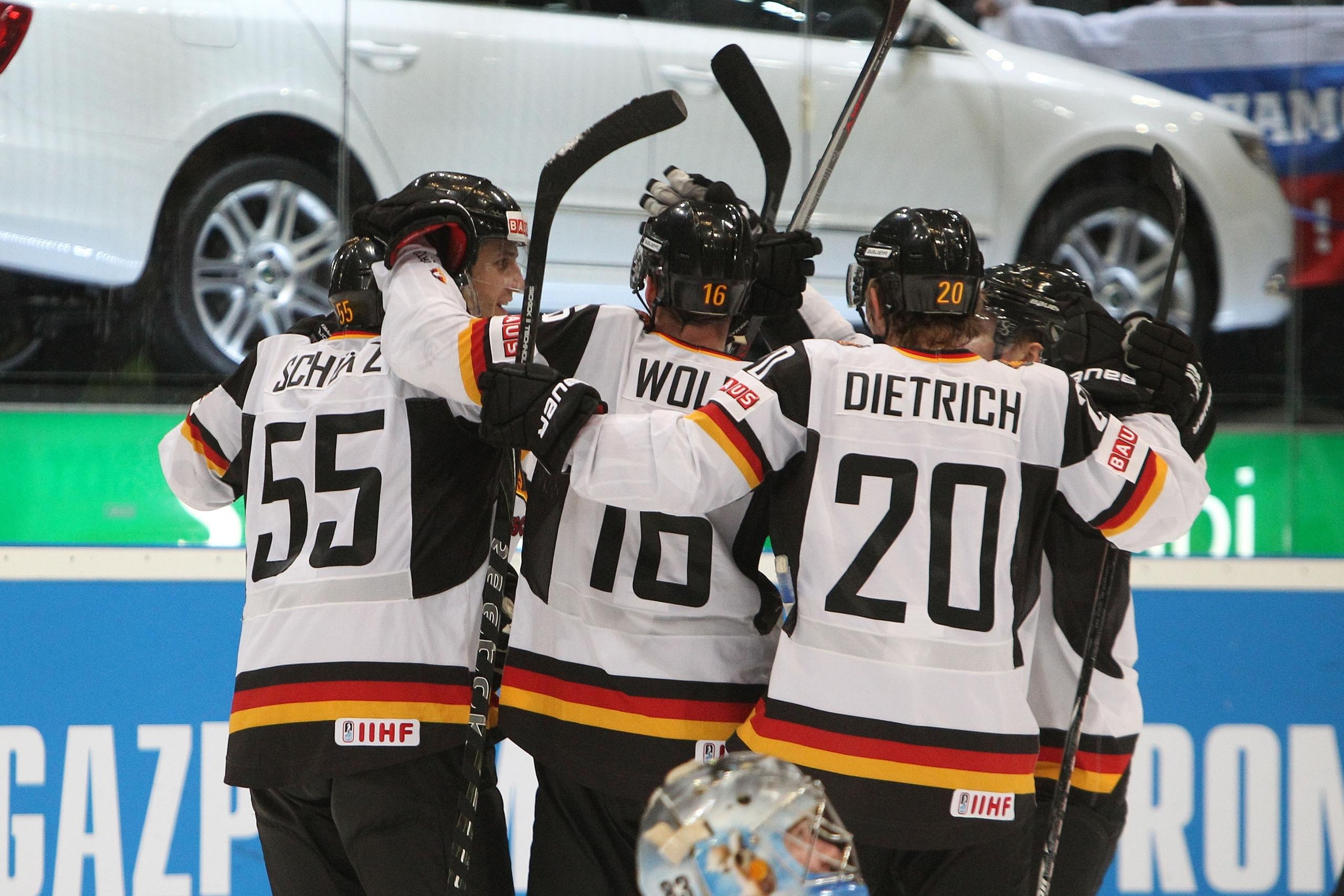 DEB-Team feiert den Treffer gegen Frankreich