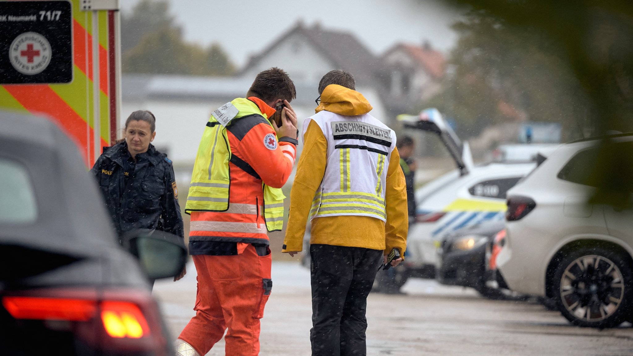 Rettungskräfte am Einsatzort | Bild: picture alliance/dpa | Tizian Gerbing Rettungskräfte am Einsatzort