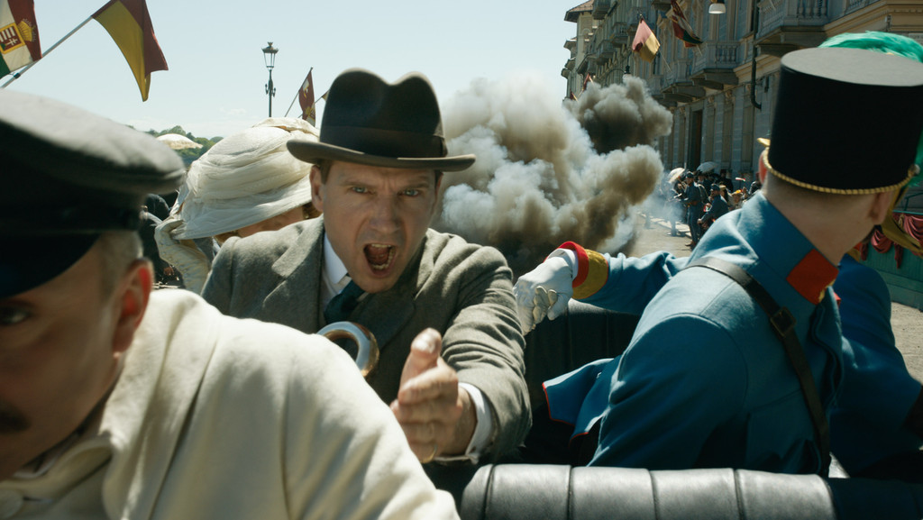 "Drücken Sie drauf!" Ralph Fiennes als 007-Vorfahre in "The King's Man - The Beginning" (Filmszene).