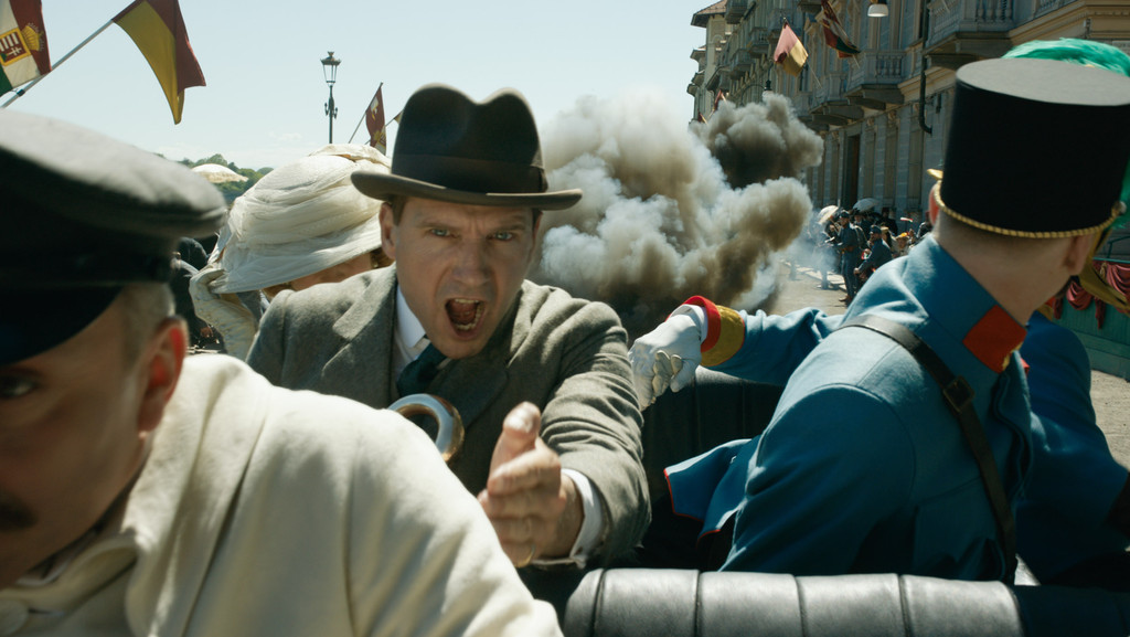 "Drücken Sie drauf!" Ralph Fiennes als 007-Vorfahre in "The King's Man - The Beginning" (Filmszene). | Bild: Walt Disney "Drücken Sie drauf!" Ralph Fiennes als 007-Vorfahre in "The King's Man - The Beginning" (Filmszene).