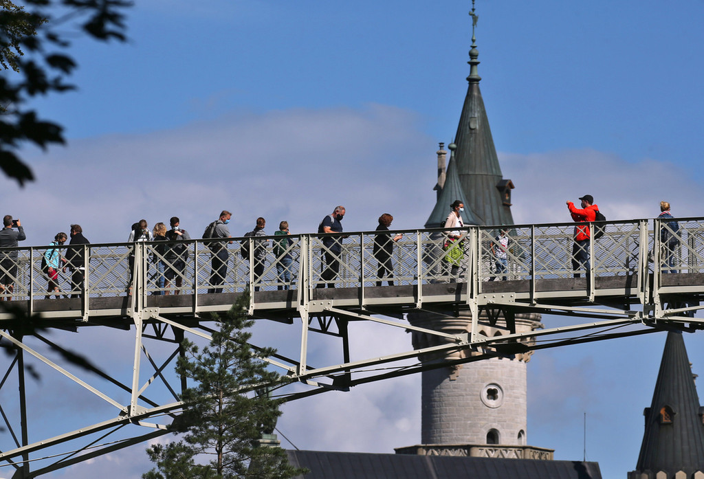 Touristen auf der Marienbrücke bei Schloss Neuschwanstein (Archivbild)