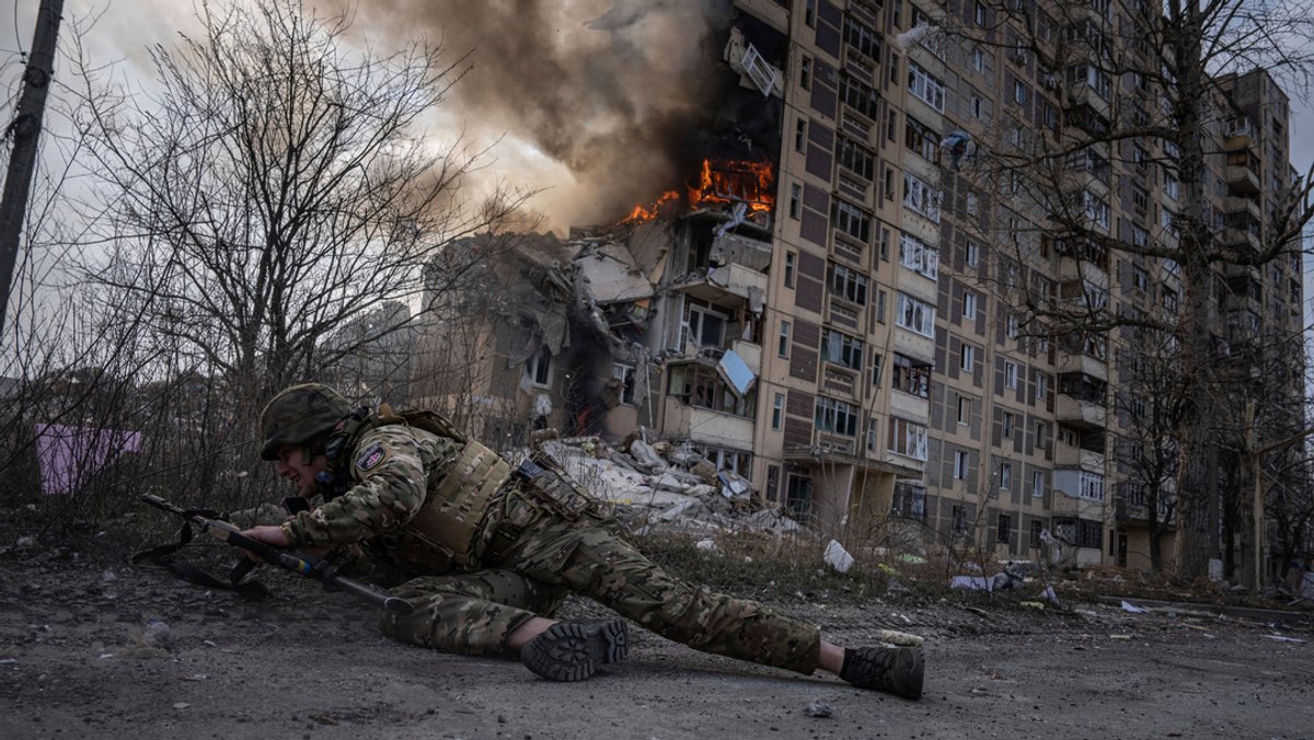 Zwei Jahre russischer Angriff: Wie kann der Ukraine-Krieg enden?