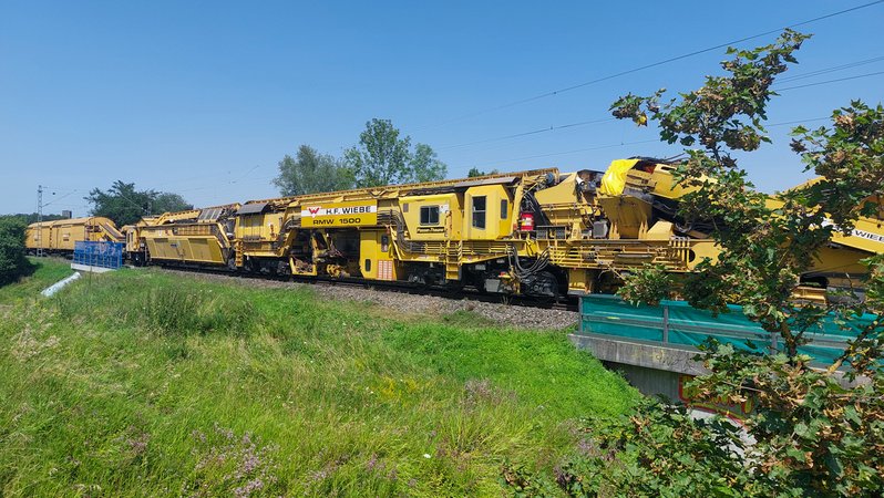 Der mehr als 400 Meter lange Arbeitszug | Bild: BR/Henning Pfeifer Der mehr als 400 Meter lange Arbeitszug