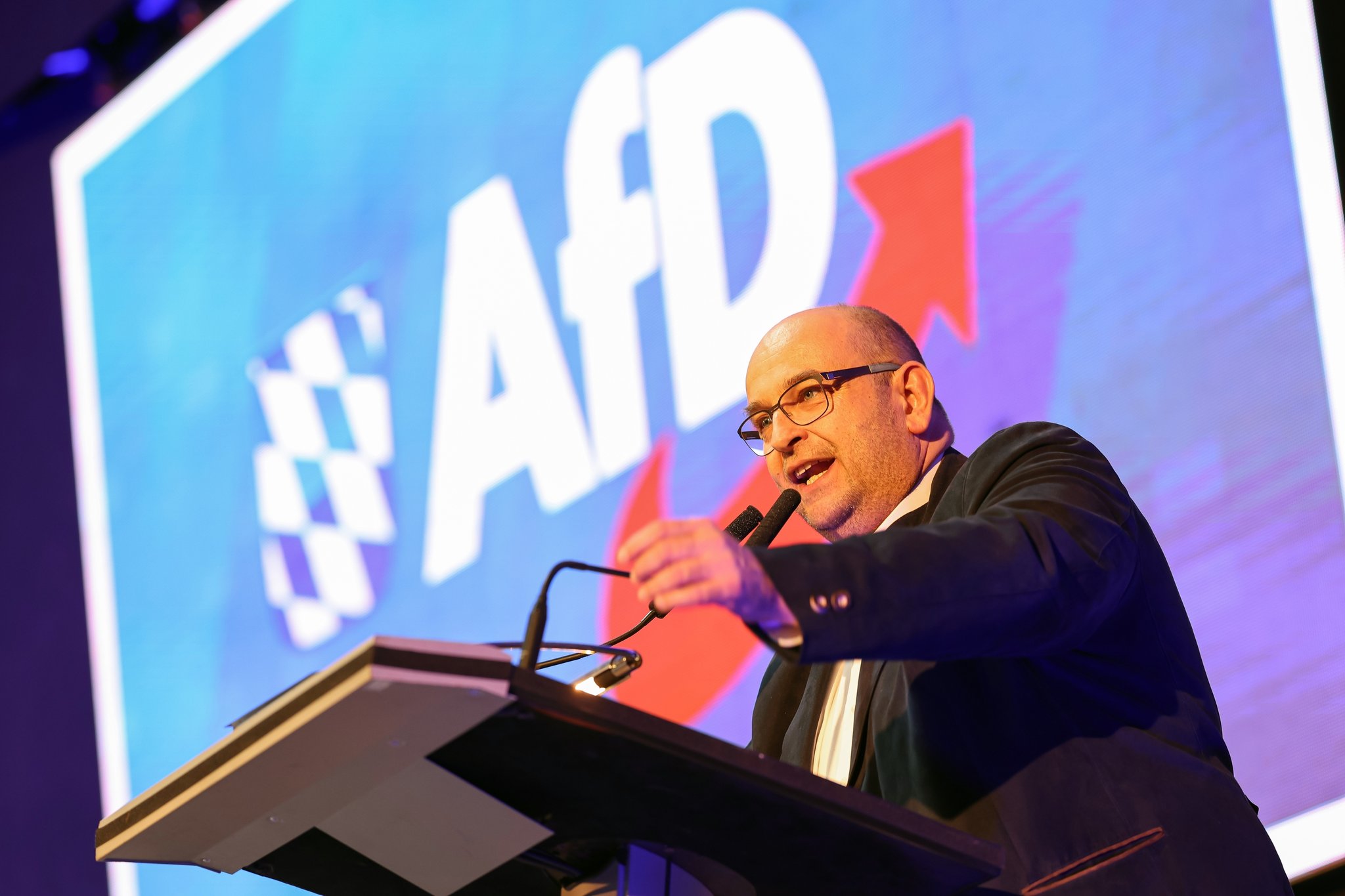 13.01.2024: Stephan Protschka, wiedergewählter Landesvorsitzender der AfD Bayern und Bundestagsabgeordneter spricht beim Landesparteitag im Hippodrom zu den Parteimitgliedern.