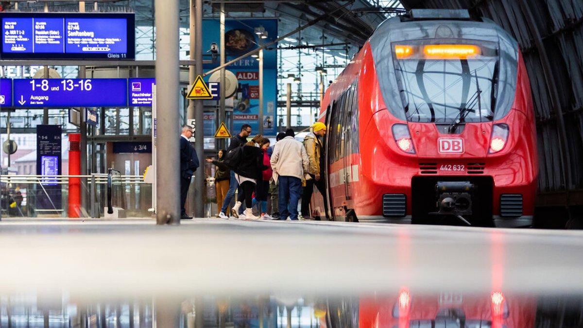 ARCHIV - 29.10.2023, Berlin: Ein Regionalzug hält am Berliner Hauptbahnhof. Die Deutsche Bahn will gegen den angekündigten Streik der Lokführergewerkschaft GDL gerichtlich vorgehen. Die GDL hatte zu einem mehrtägigen Streik aufgerufen. Im Personenverkehr soll er in der Nacht zum Mittwoch beginnen und bis Freitagabend andauern.(Spiegelung in Pfütze) Foto: Christoph Soeder/dpa +++ dpa-Bildfunk +++