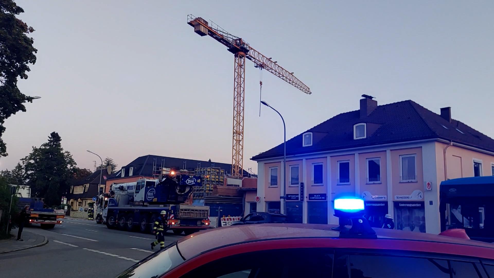 Ein in Schieflage geratener Kran im Stadtteil Obermenzing beschäftigte die Feuerwehr.