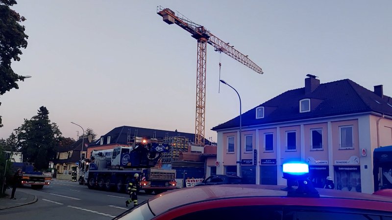 Ein in Schieflage geratener Kran im Stadtteil Obermenzing beschäftigte die Feuerwehr. | Bild: BR Ein in Schieflage geratener Kran im Stadtteil Obermenzing beschäftigte die Feuerwehr.