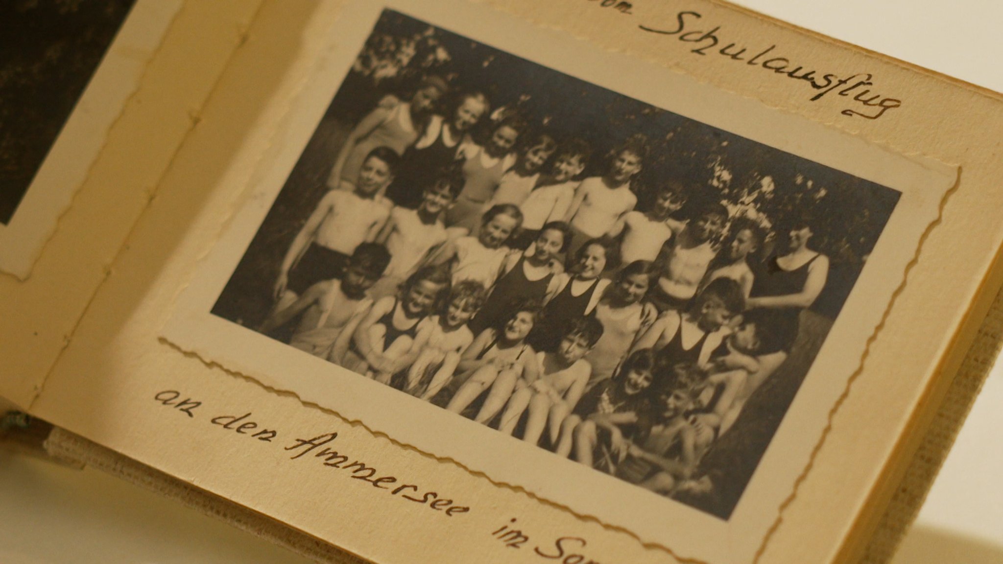 Ein Fotoalbum der wohl letzten jüdischen Schulklasse Augsburgs | Bild: BR/ Jasper Riemann Ein Fotoalbum der wohl letzten jüdischen Schulklasse Augsburgs