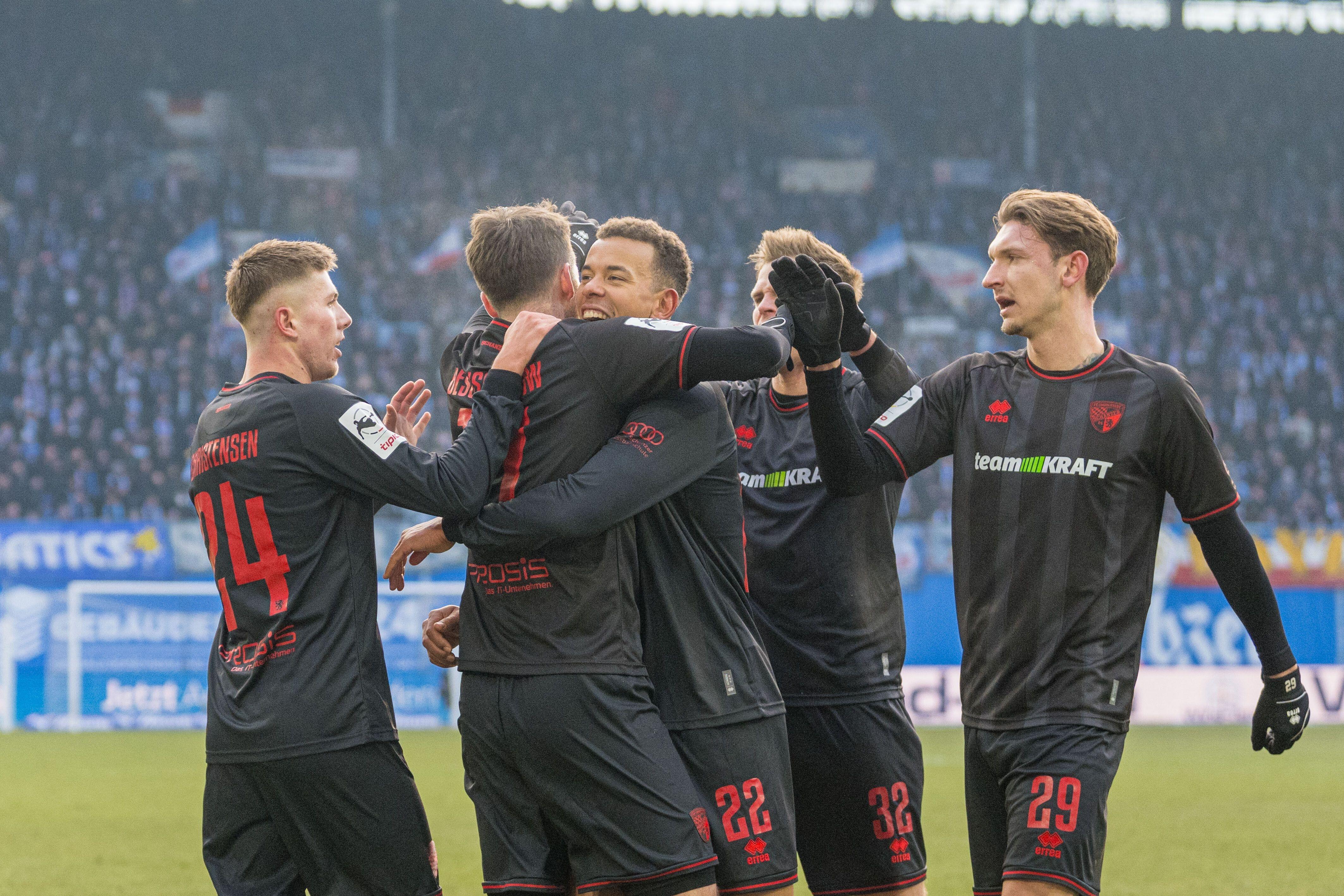 Hansa Rostock - FC Ingolstadt: Die Mannschaft um Marcel Costly bejubelt den Treffer.