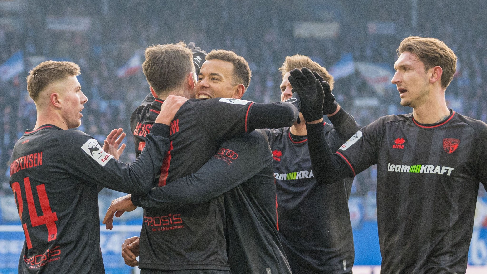 Hansa Rostock - FC Ingolstadt: Die Mannschaft um Marcel Costly bejubelt den Treffer.