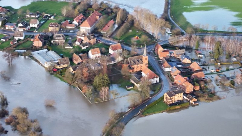 In Sarstedt, im niedersächsischen Landkreis Hildesheim, herrscht nach dem Sturmtief Zoltan weiter Hochwassergefahr.