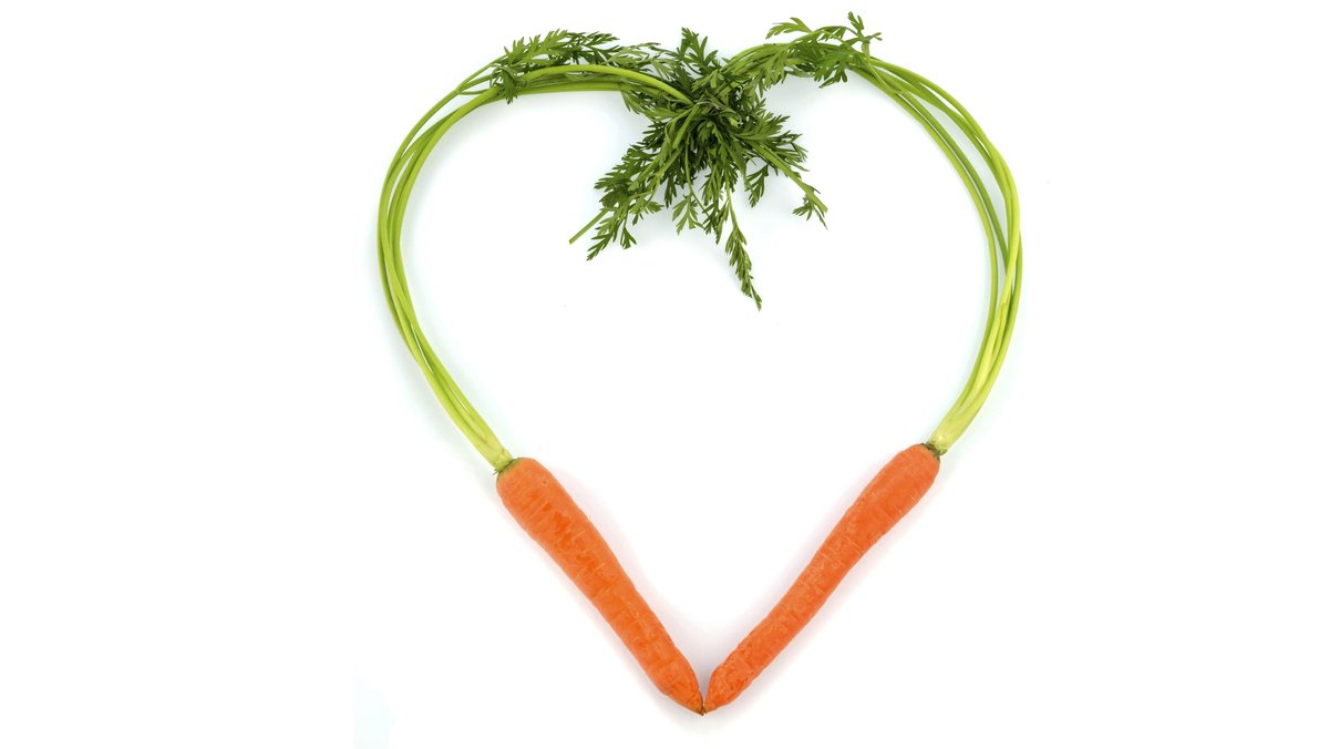 Zwei Karotten mit Grün bilden zusammen ein Herz