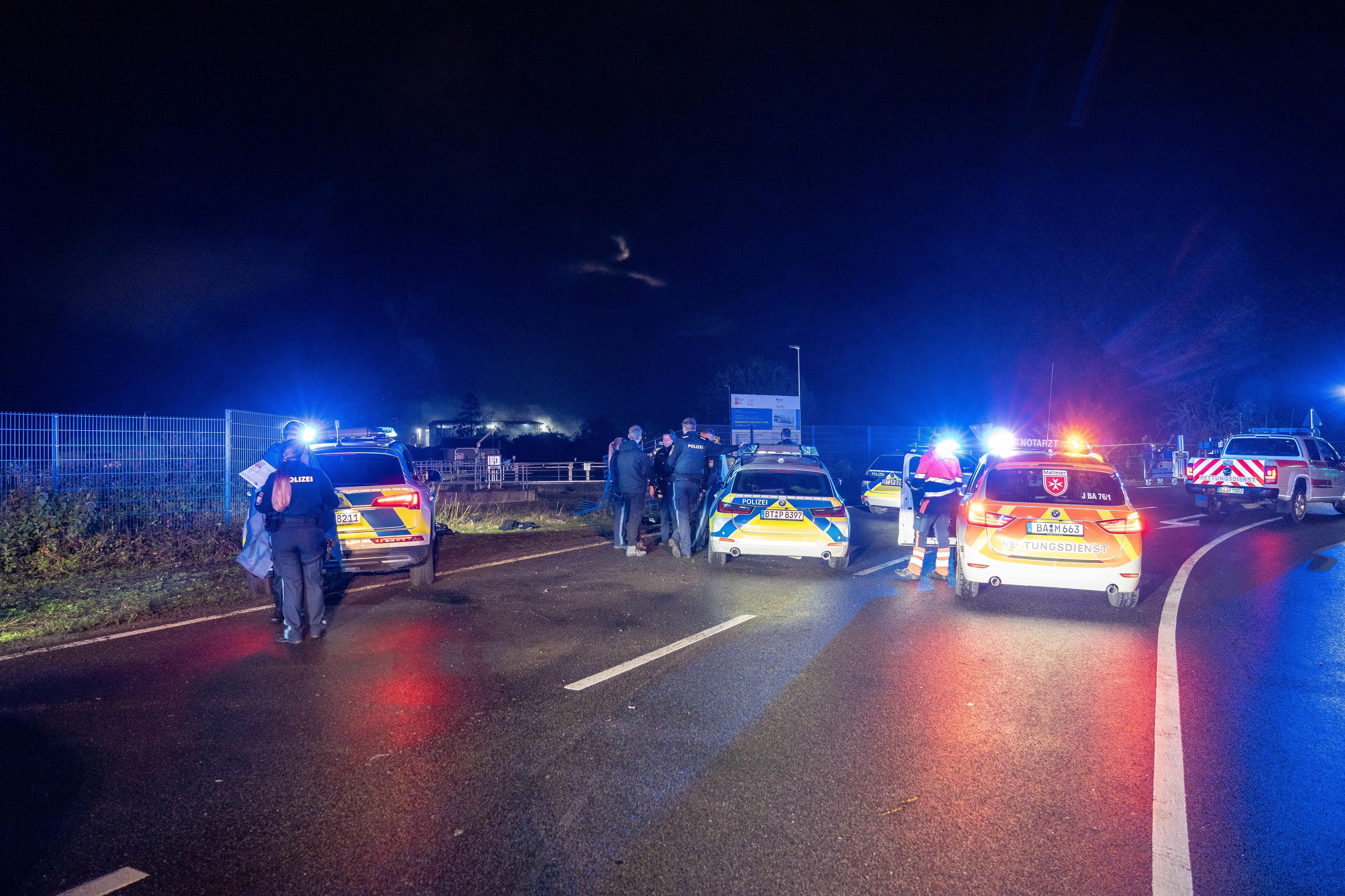 Einsatzkräfte der Polizei am Einsatzort. 