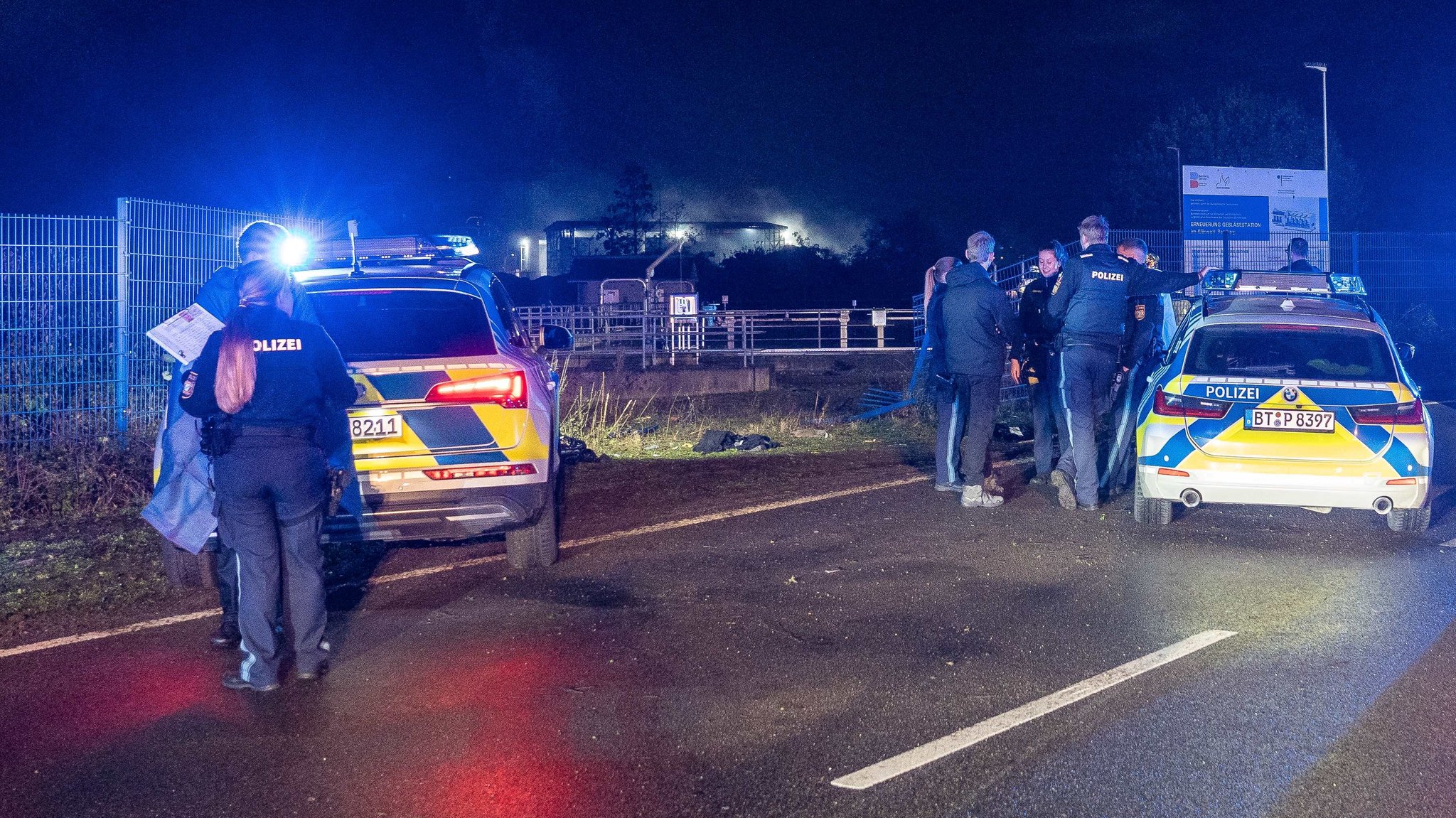 Einsatzkräfte der Polizei am Einsatzort. 