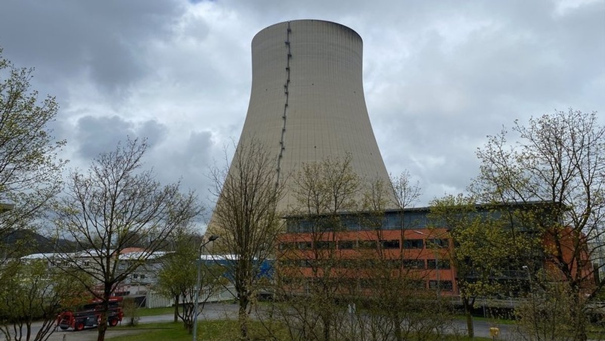 Der Kühlturm vom Kernkraftwerk Isar 2 ohne Dampf.
