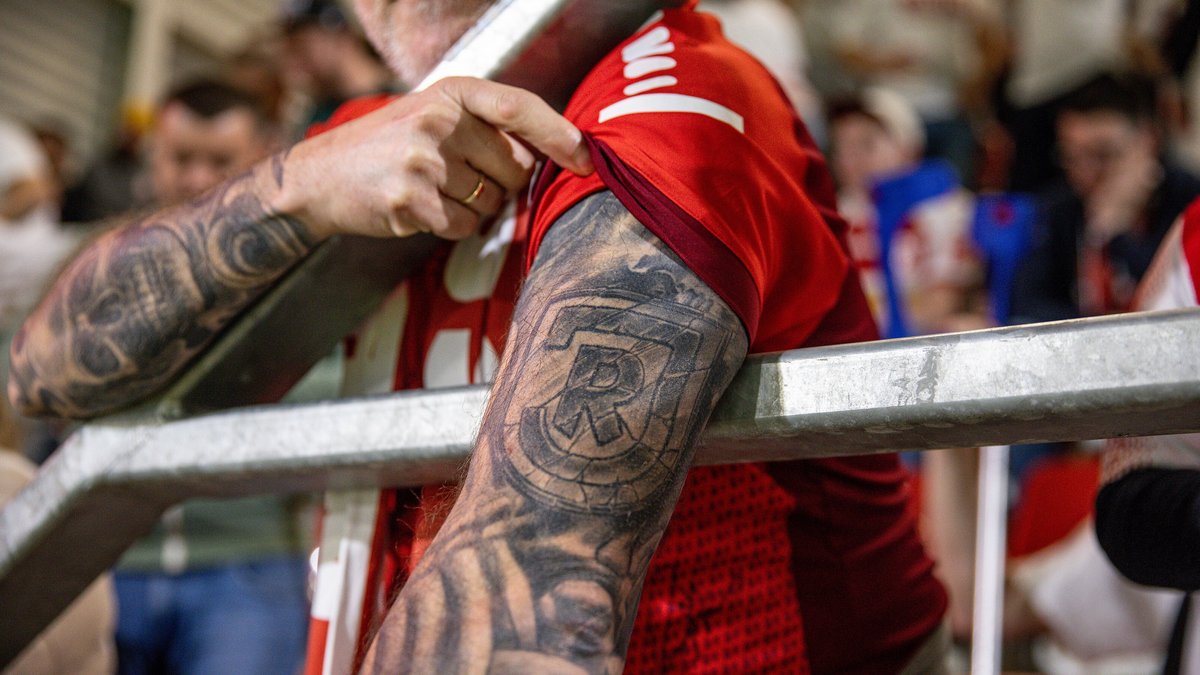 Ein Jahn-Fan zeigt im Stadion sein Tattoo