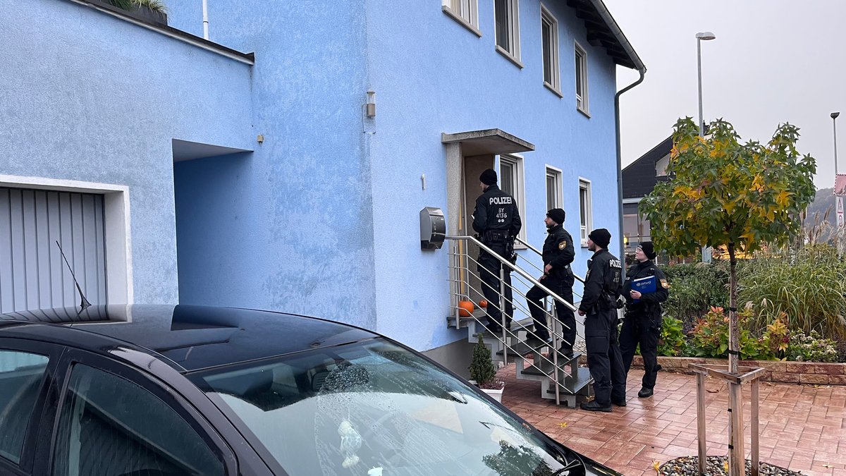 Beamte der Bereitschaftspolizei bei der Haus-zu-Haus-Befragung in Karlstadt