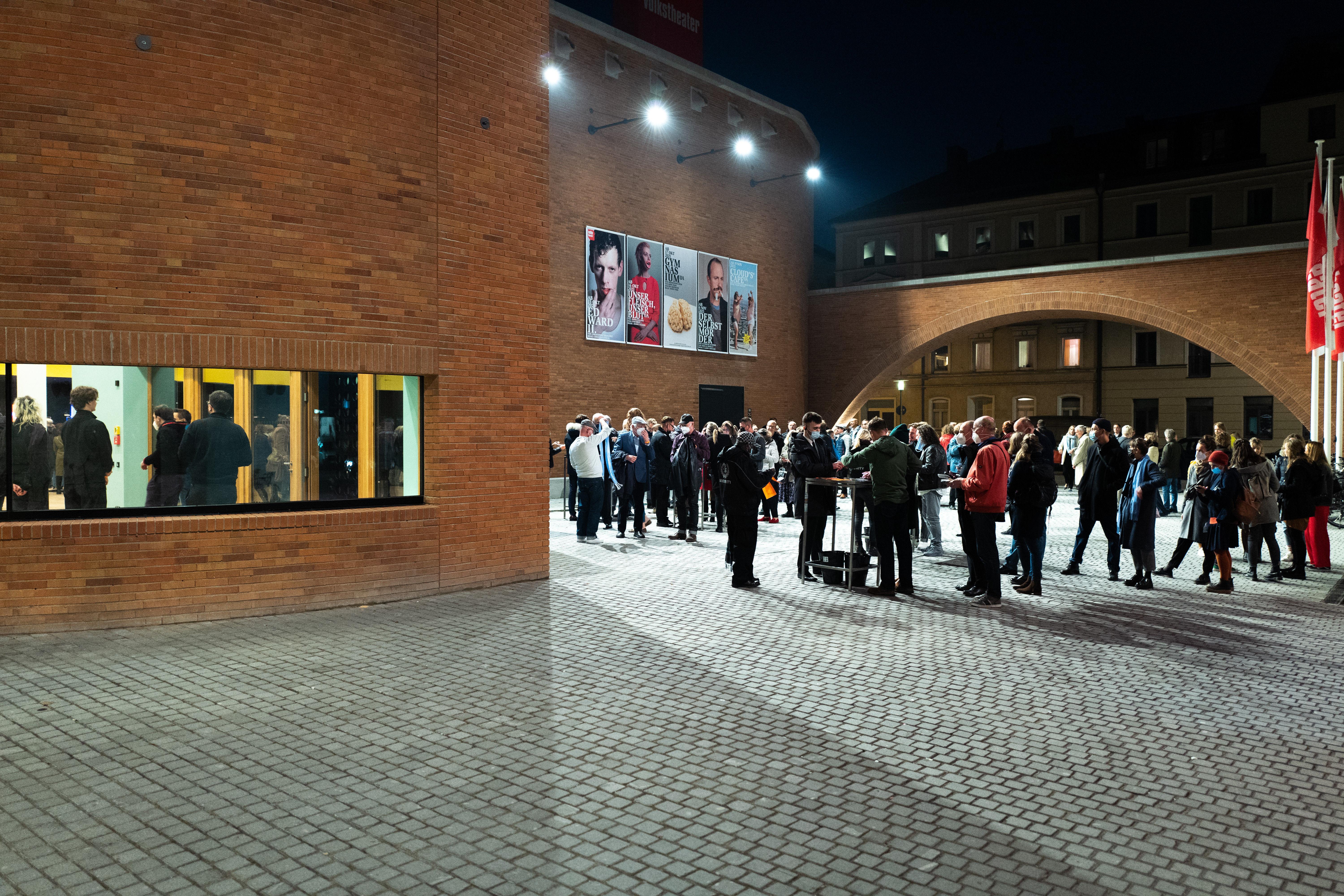 Kaum eröffnet, schon bedroht? Das Münchner Volkstheater am Eröffnungsabend am 21.10.2021