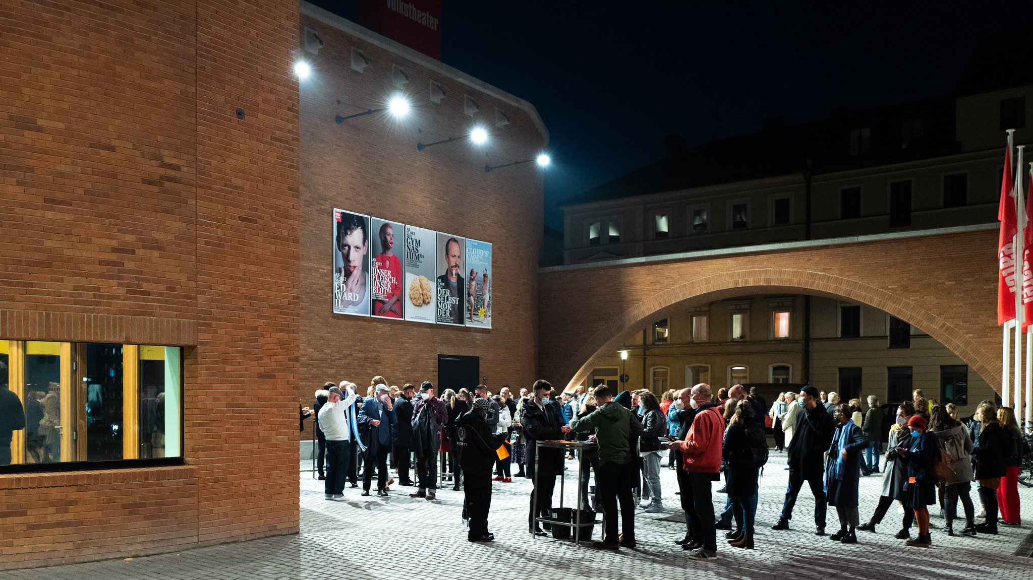 Kaum eröffnet, schon bedroht? Das Münchner Volkstheater am Eröffnungsabend am 21.10.2021