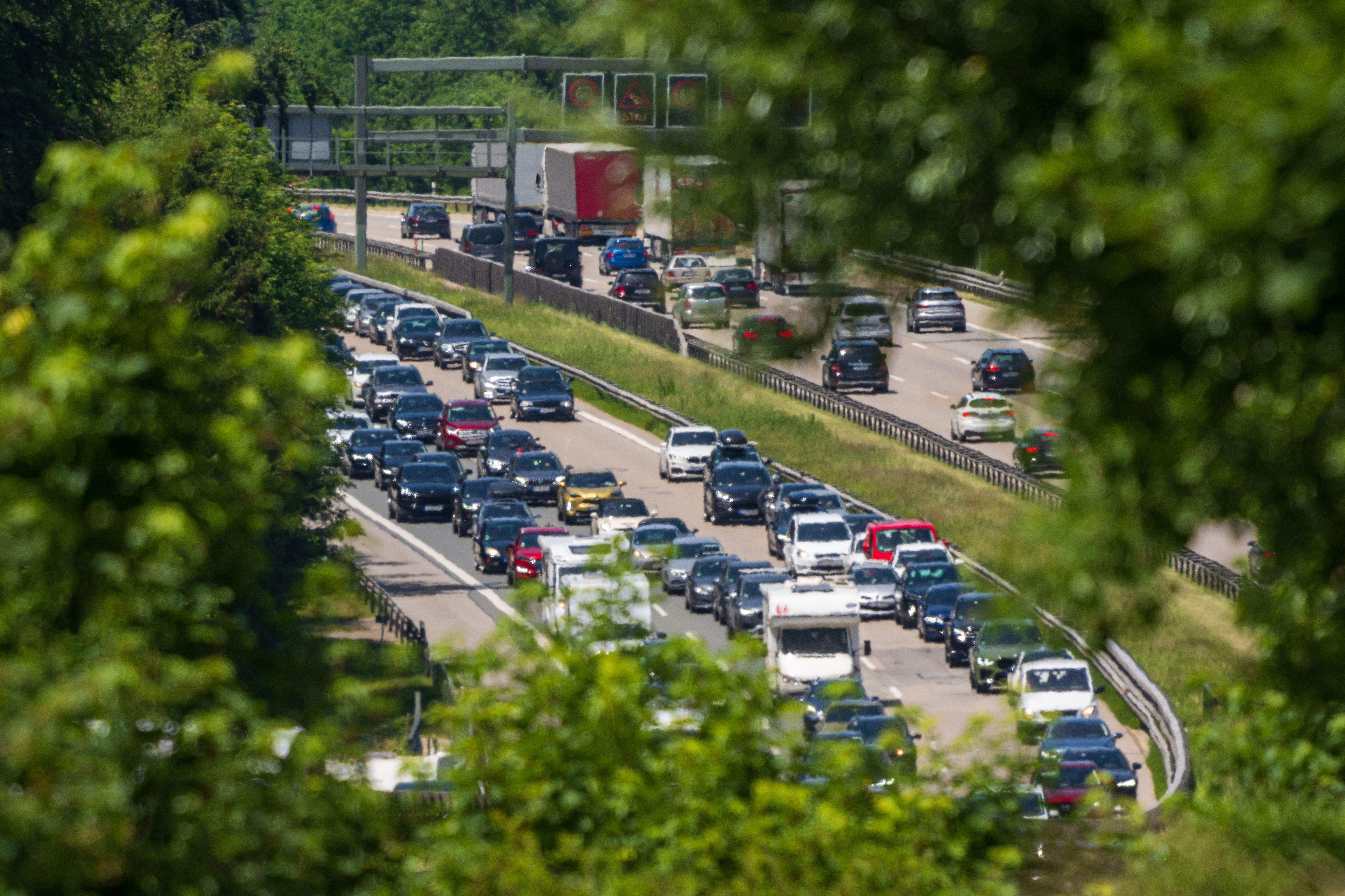 Zu sehen sind Autos, die auf der A8 dicht im Stau stehen. 