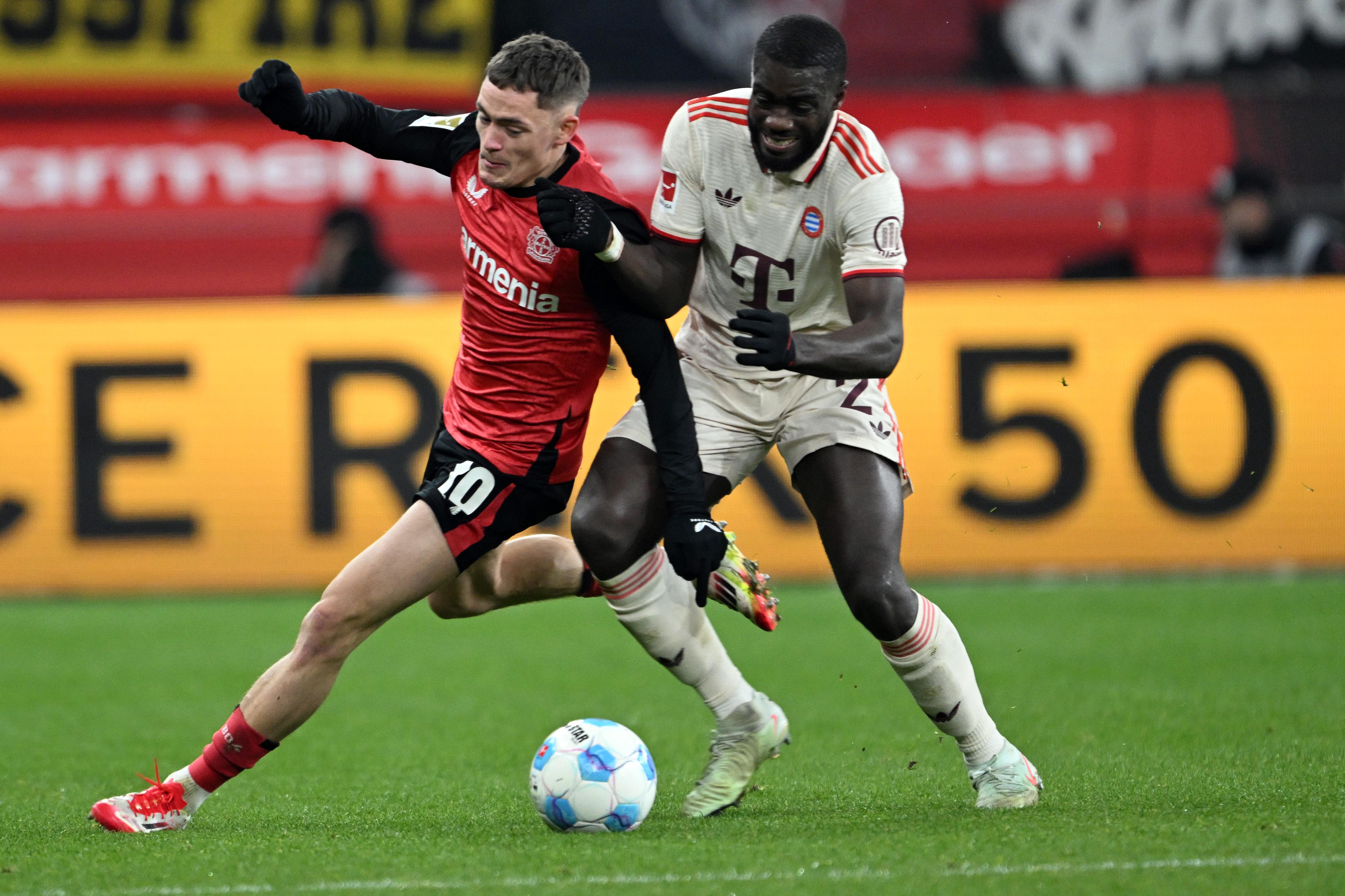 Florian Wirtz (l.) und Dayot Upamecano im Topspiel der Bundesliga