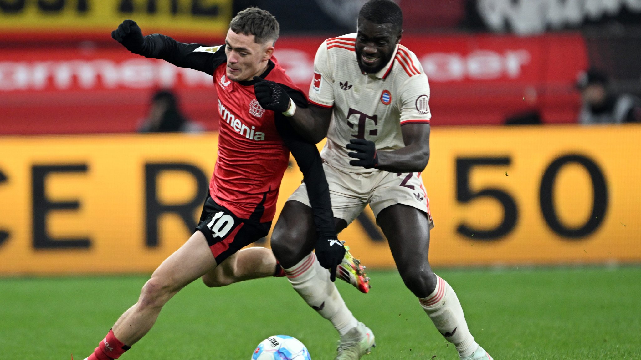 Florian Wirtz (l.) und Dayot Upamecano im Topspiel der Bundesliga