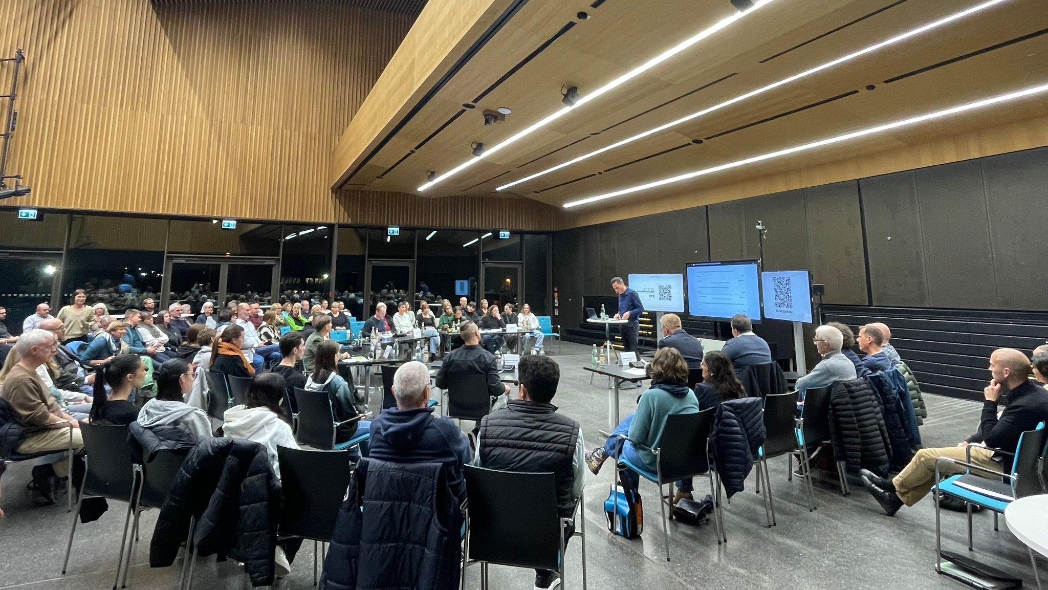 Etwa 80 Personen kamen zu einer Diskussionrunde in die Lohrer Stadthalle.