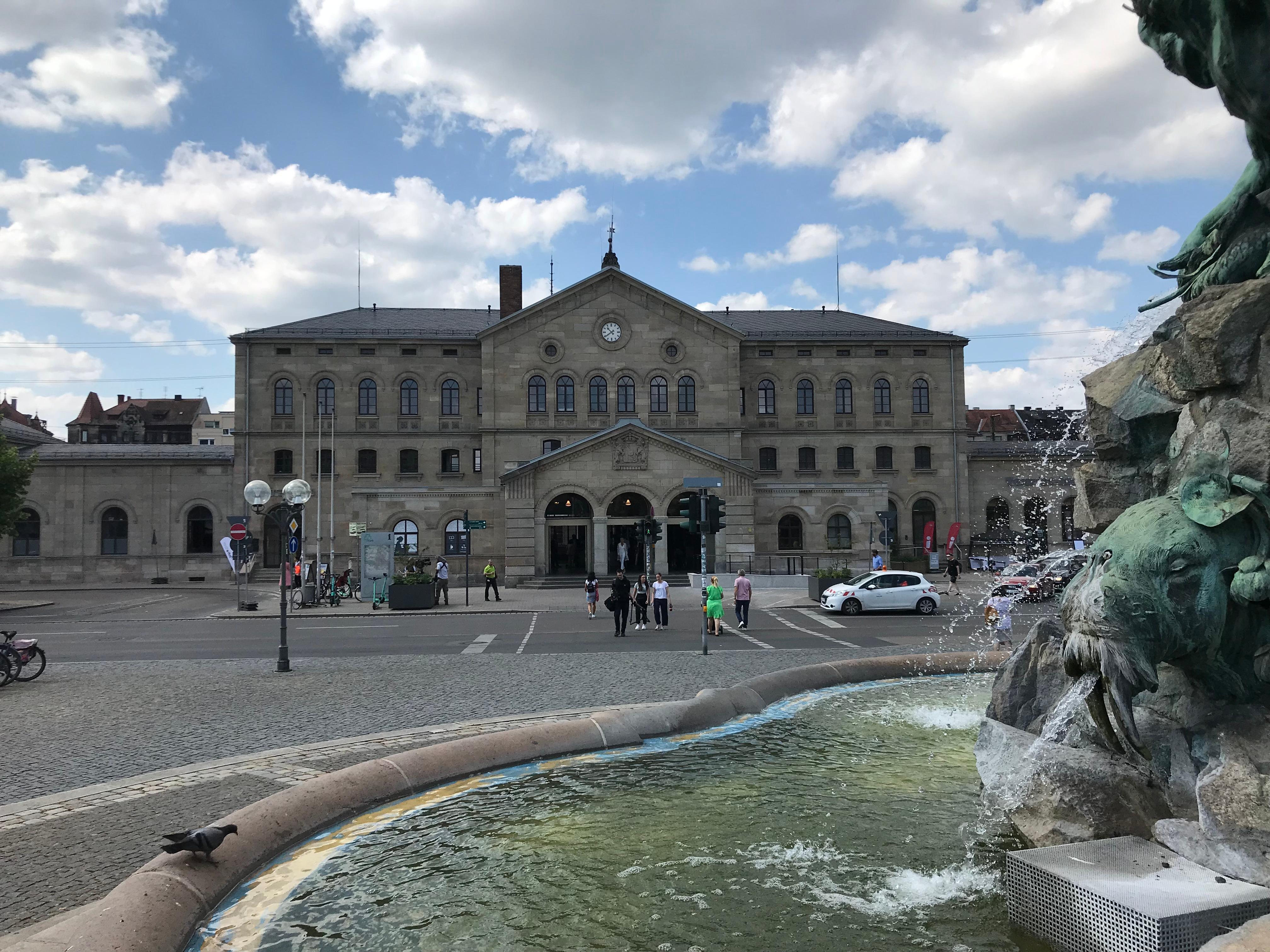 Menschen tummeln sich auf dem Platz vor dem Fürther Hauptbahnhof.