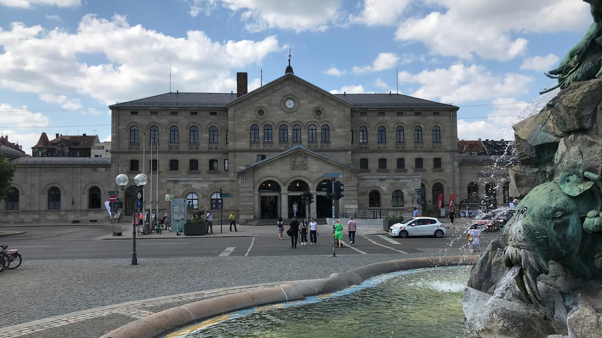Menschen tummeln sich auf dem Platz vor dem Fürther Hauptbahnhof.