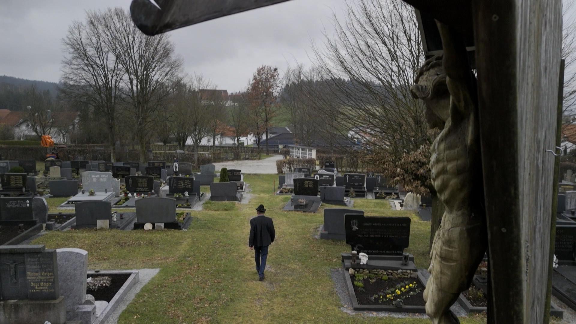 Von ihnen nimmt kaum jemand Notiz. Doch sie sind unverzichtbar. Die stillen Begleiter einer jeden Beerdigung: Sargträger.