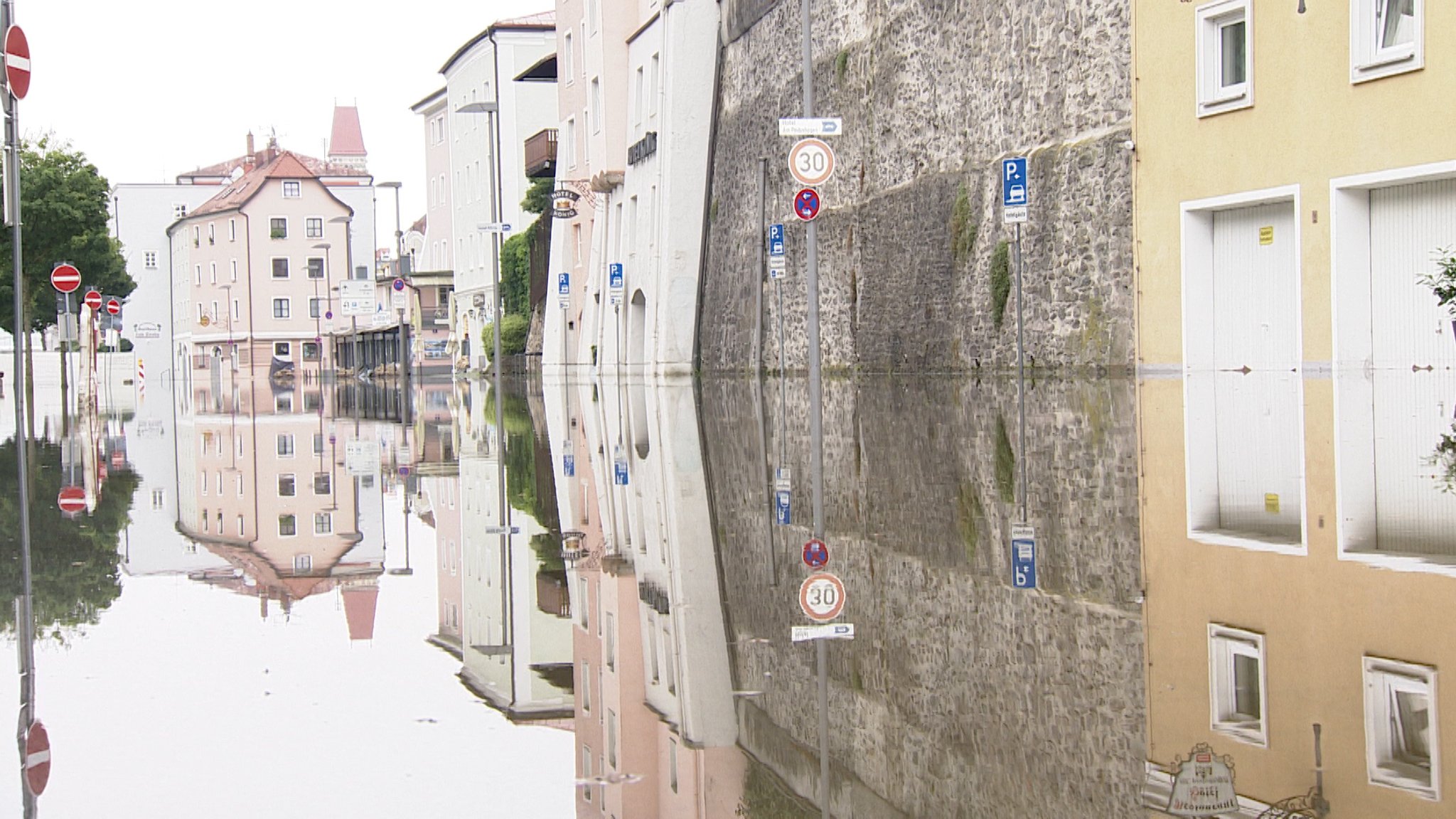 In Passau hat sich die Hochwasser-Lage gebessert,  die Feuerwehr beginnt mit den Aufräumarbeiten.