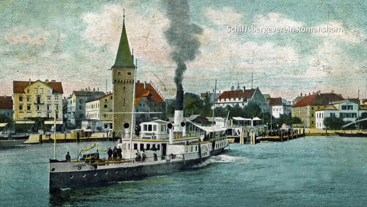 Koloriertes historisches Bild des Bodensee-Dampfers Säntis aus dem Jahr 1900 mit dem Lindauer Hafen im Hintergrund.