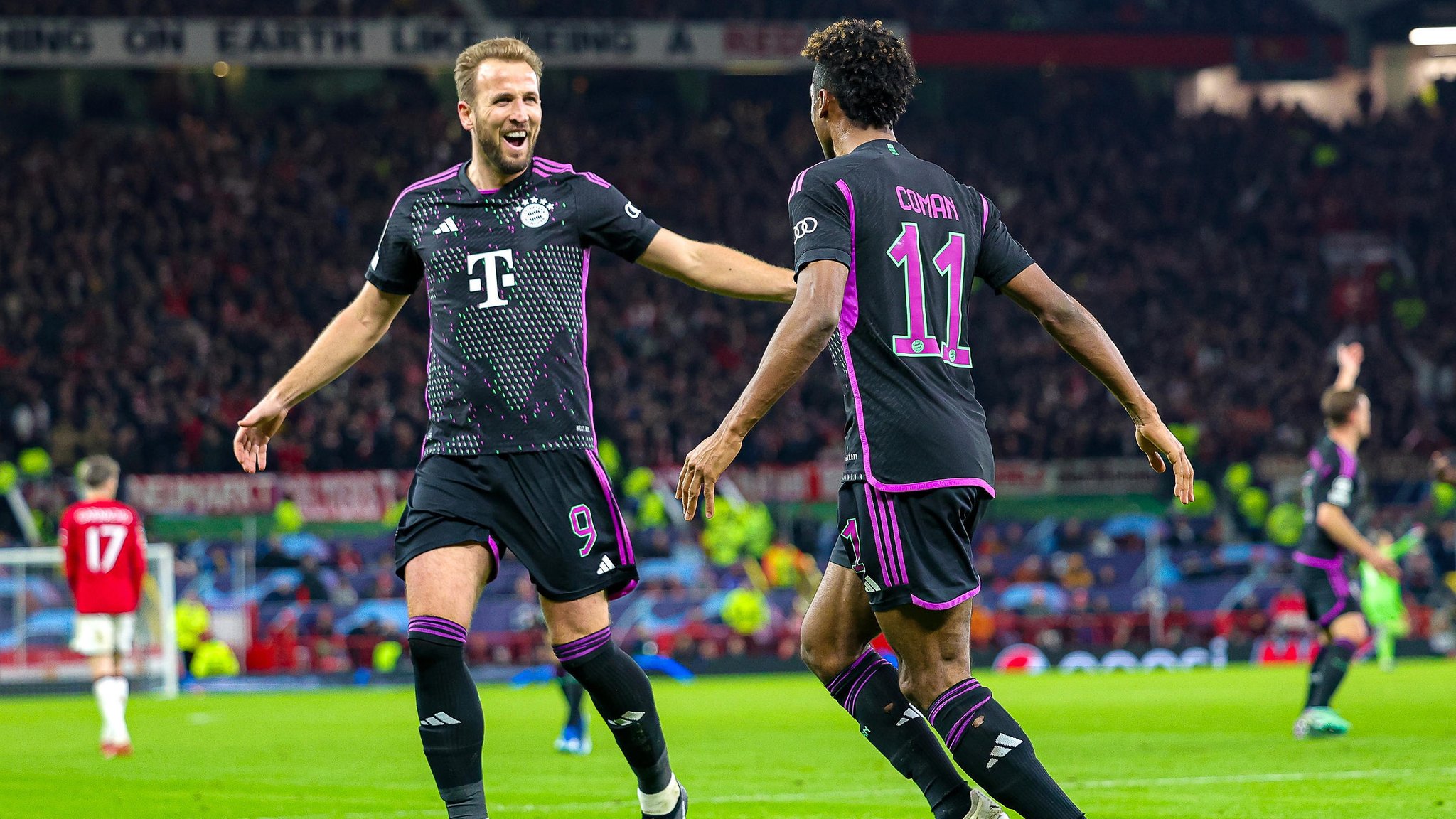 Harry Kane und Kingsley Coman nach dem 1:0 des FC Bayern bei Manchester United